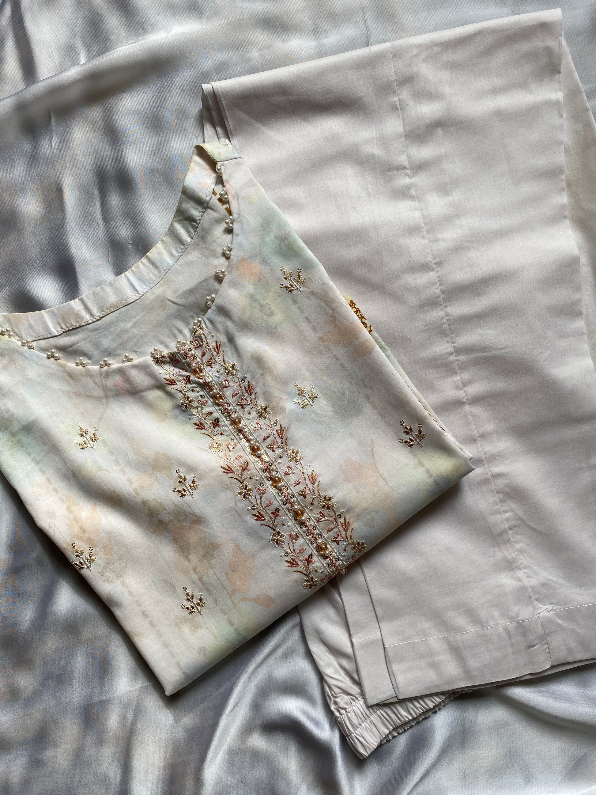 LAWN UNSTITCHED 01